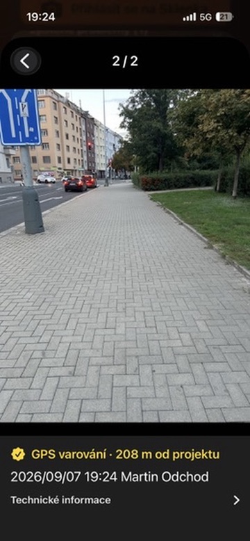 Fotografie odchodu se žlutým GPS varováním 208 metrů od projektu