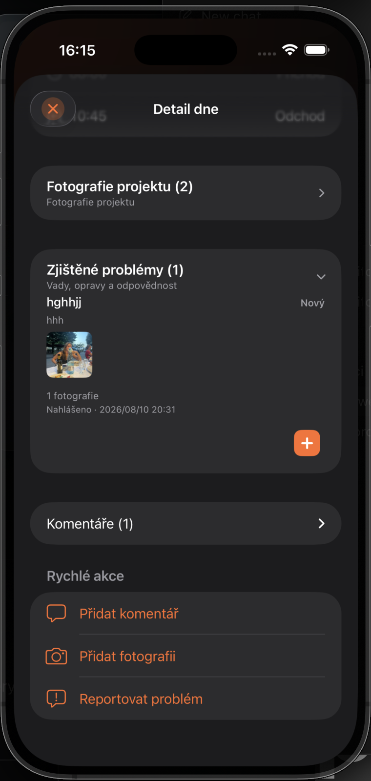 Detail pracovního dne s fotografiemi, problémem a rychlými akcemi
